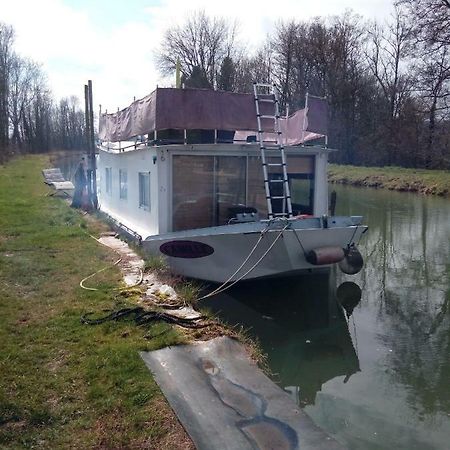 Готель Bateau Houseboat Camille Donchery Екстер'єр фото