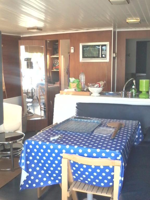 Готель Bateau Houseboat Camille Donchery Екстер'єр фото